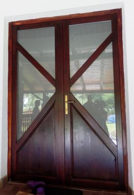 Uşi de interior din lemn statificat