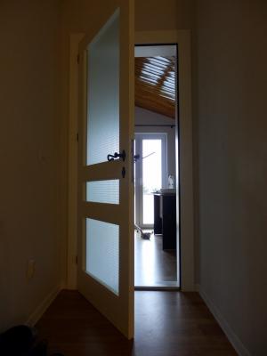 Uşi de interior din lemn statificat